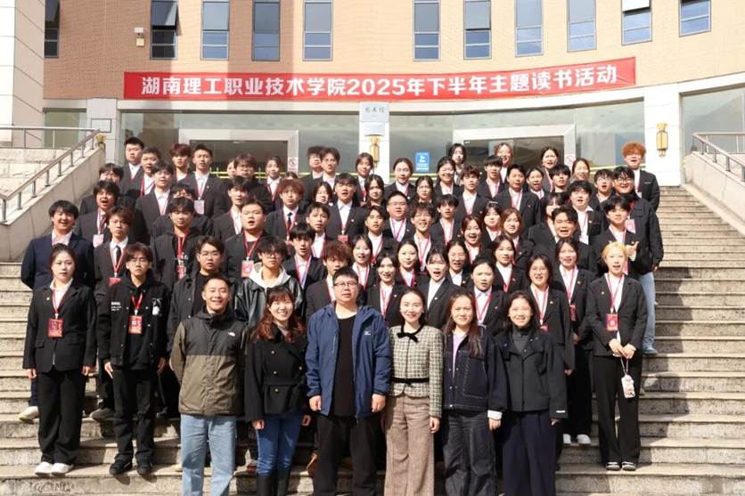 一群人在建筑物前合影
AI 生成的内容可能不正确。